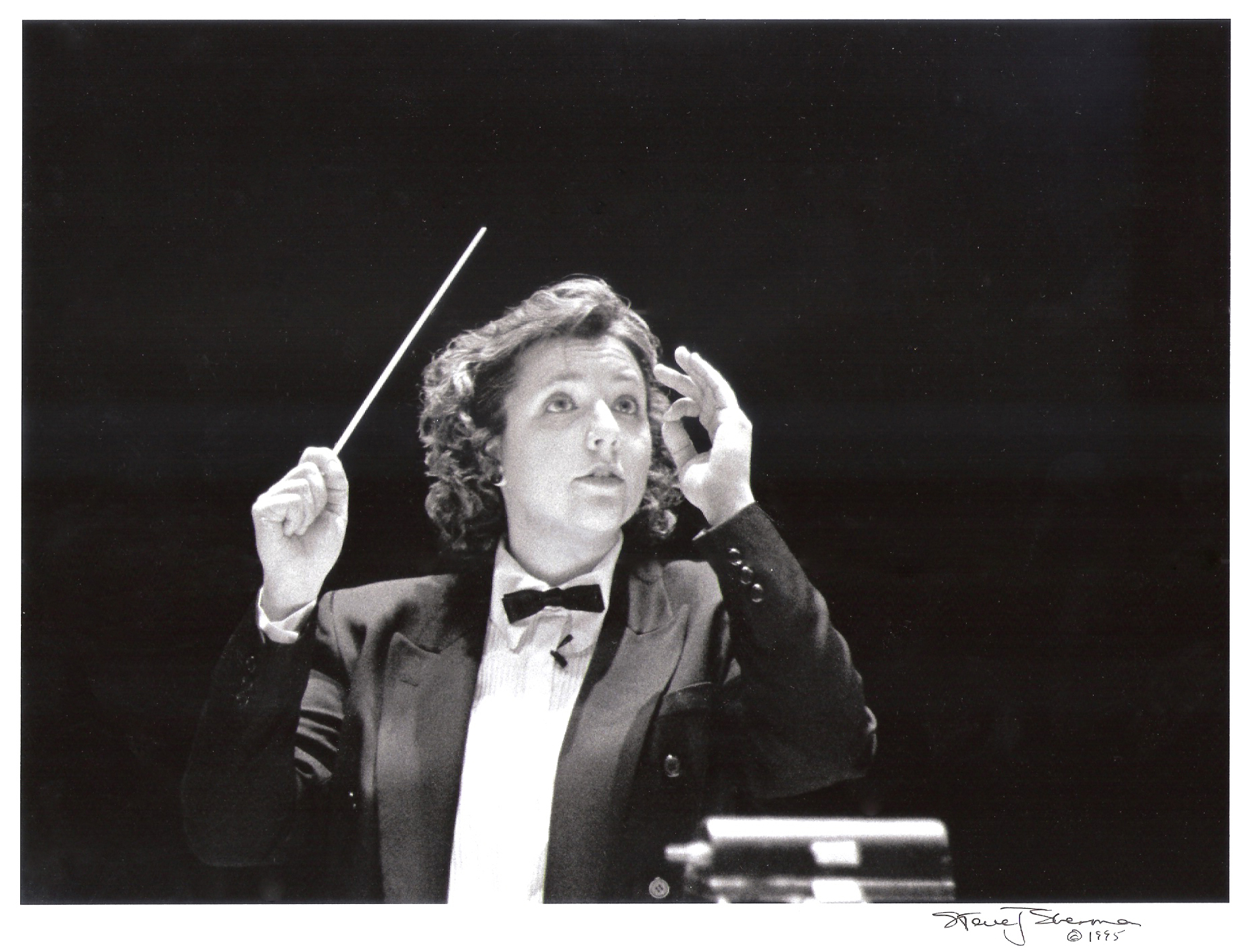 Nyela Basney, conductor